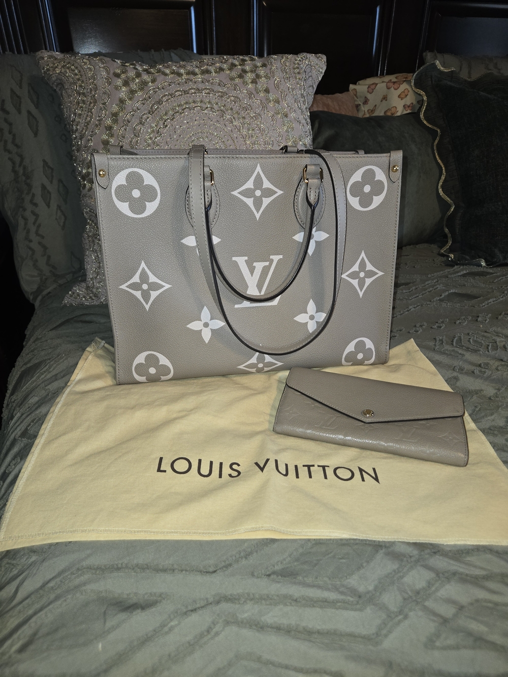 Louis Vuitton Turtle Dove OnTheGo GM Tote with Envelope Wallet